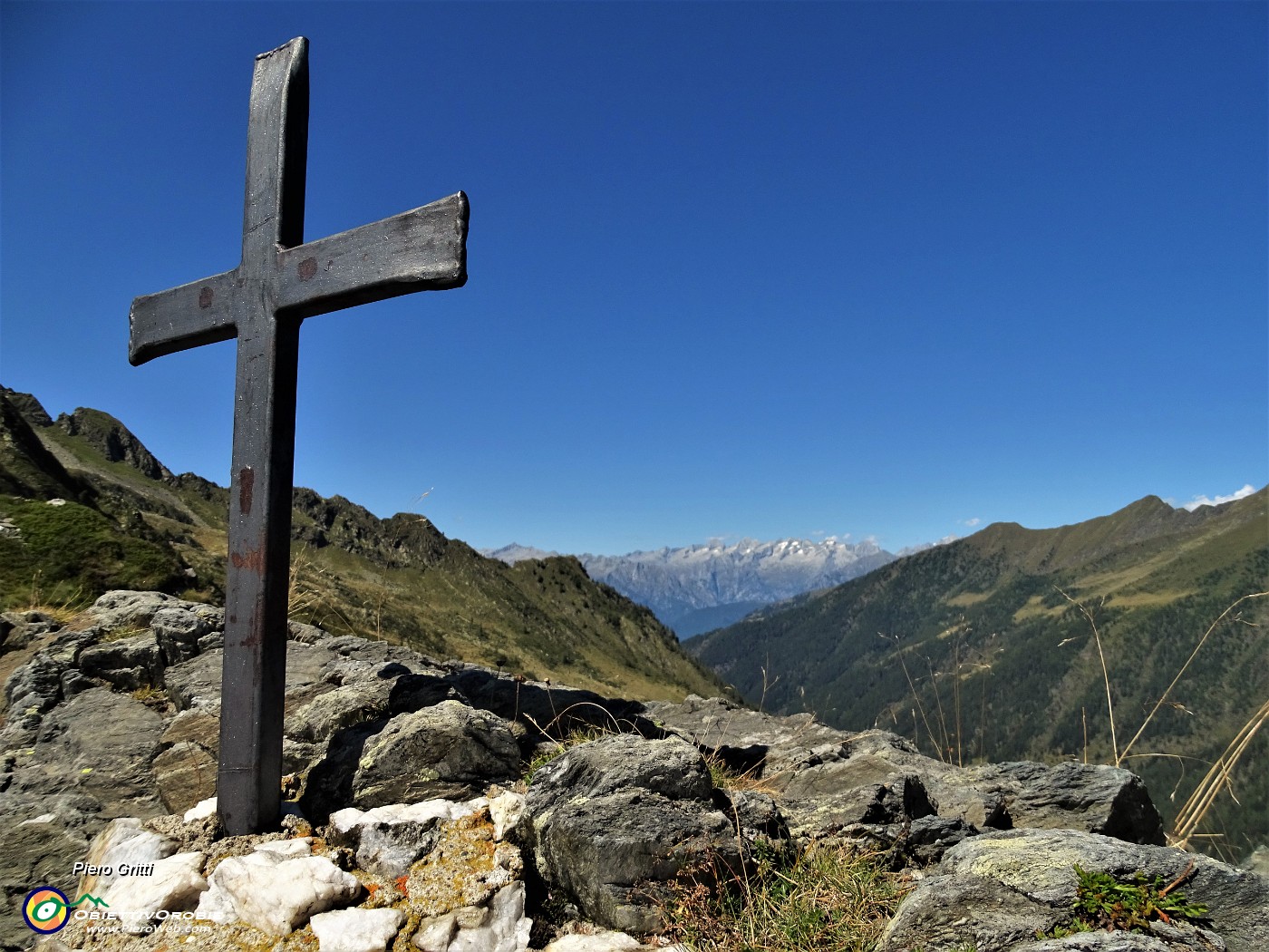 65 La piccola croce dell'altare con vista sulla Valle Lunga di Tartano e verso le Api Retiche.JPG